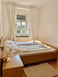 a large bed in a bedroom with a window at Downtown Chic Apartment Graz - Top 8 self check-in in Graz