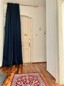 a room with a blue curtain and a rug at Downtown Chic Apartment Graz - Top 8 self check-in in Graz