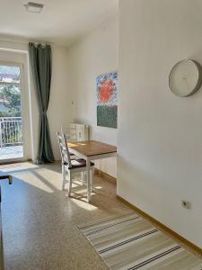 a dining room with a table and a chair at Downtown Chic Apartment Graz - Top 8 self check-in in Graz