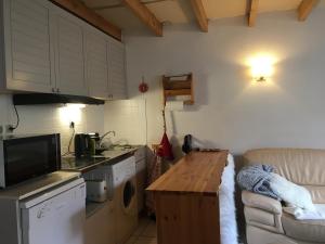 una piccola cucina con tavolo e piano di lavoro di Chalet tout confort 3 chambres a Cauterets