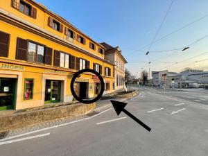 Bild einer Kreuzung mit einem Pfeil auf der Straße in der Unterkunft ARTAPART - Apartment Top 2 self check-in in Graz