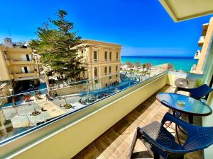 d'un balcon avec deux chaises et une vue sur l'océan. dans l'établissement Blue Elegance City Center Heraklion Apartment, à Héraklion