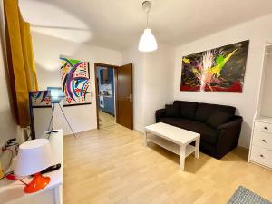 ein Wohnzimmer mit einem Sofa und einem Tisch in der Unterkunft ARTAPART - Apartment Top 2 self check-in in Graz