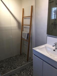 un baño con una escalera junto a un lavabo en Studio Plage Royan, en Royan