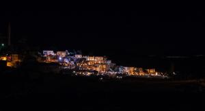 una città illuminata di notte con luci di Kalsedon Cave Suites a Nevşehir