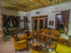 Posezení v ubytování Kalsedon Cave Suites