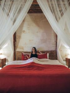 Postel nebo postele na pokoji v ubytování Kalsedon Cave Suites