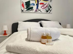 uma toalha branca e duas garrafas numa cama em Apartment zum Schlossberg - Top 1 self check-in em Graz