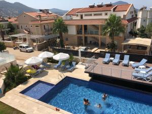 an overhead view of a swimming pool with people in it at Stone House Aparts 1 plus 1 mit Poolterrasse No 3 in Kalkan in Kalkan