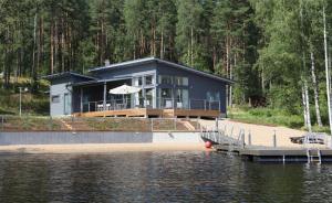 una casa en un muelle junto al agua en Villa Jolla, en Padasjoki