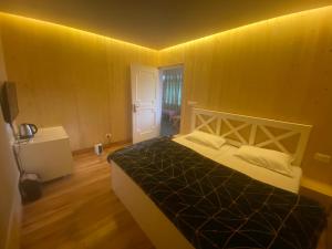 Llit o llits en una habitació de BELLE VUE COTTAGES