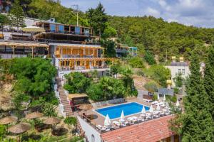 アランヤにあるCastle Boutique Hotel Alanyaのプールのあるリゾートの航空写真