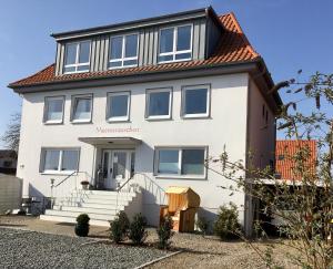 ein weißes Haus mit rotem Dach in der Unterkunft Meeresrauschen in Dahme