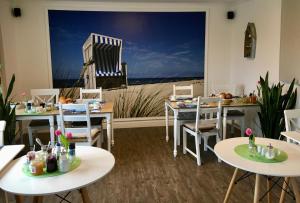 un restaurante con mesas y sillas y una gran ventana en Meeresrauschen, en Dahme