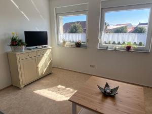 TV a/nebo společenská místnost v ubytování Schön möblierte Wohnung in Genthin/ OT Tucheim