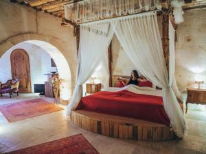 Postel nebo postele na pokoji v ubytování Kalsedon Cave Suites