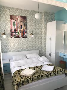 um quarto com duas camas e um quadro na parede em Tulip Guesthouse em Istambul
