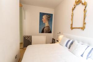 ein Schlafzimmer mit einem Bett und einem Wandgemälde in der Unterkunft Gastaldaga in Cividale del Friuli