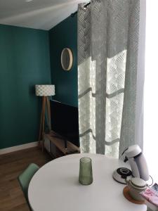 a room with a white table and a window at Scandinave - proche gare & centre-ville - stationnement - cour intérieure table & chaises in Saint-Brieuc