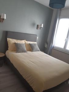 Voodi või voodid majutusasutuse Hôtel Aunis-Saintonge toas