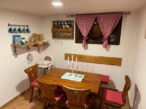uma sala de jantar com uma mesa de madeira e cadeiras em Holiday home DEDINA HIŽICA em Sveti Urban