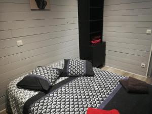 シャンベリにあるChalet Insoliteのベッドルーム1室(ベッド1台、白黒の枕付)