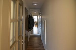 un couloir avec une porte menant à une chambre avec un couloir dans l'établissement Sunshine, Zeedijk 335 , Studio, nieuw Westende Bad, à Middelkerke