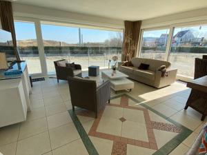 Foto dalla galleria di SunnySide-of-TheSea - with open view on nature, big terraces all around - very close to sea, beach, stores, restaurants & beach bars a Nieuwpoort