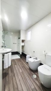 コルドバにあるラ ブティック プエルタ オサリオの白いバスルーム(トイレ、シンク付)