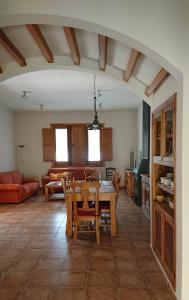 comedor y sala de estar con mesa y sillas en Casa Rural La Encebra, en Picón