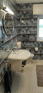 une salle de bain avec un lavabo, des toilettes et un miroir dans l'établissement Ferienwohnung 120, à Schloß Holte-Stukenbrock