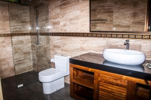 un baño con lavabo e inodoro en Villa Riens Dream, en Karangasem 10 fotos más