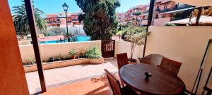 Bazén v ubytovaní VV Los Balconcitos 21 "by henrypole home" alebo v jeho blízkosti