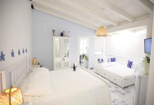 Postel nebo postele na pokoji v ubytování BLU MARE suite privata & apartment