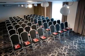 una habitación con filas de sillas en una habitación en NoBo Hotel - business en Lodz
