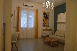 een woonkamer met een bank en een tafel bij Arco Cutò casa vacanze in Palermo