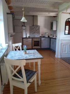a kitchen with a table and chairs in a room at Ferienhaus Rosengarten in Loxstedt