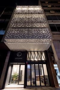 Leochares Lifestyle Apartments - Self check-in في أثينا: واجهة متجر مع أضواء معلقة من السقف