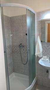 Koupelna v ubytování Rooms Zana