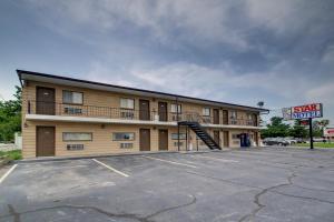 un hotel con un estacionamiento delante de él en Star Motel, en Macomb