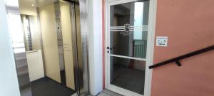 une paire d'ascenseurs en verre dans un bâtiment dans l'établissement Boutique hôtel Maria-Christina, à Saint-Jean-de-Luz