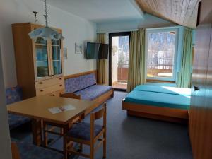 pokój hotelowy z łóżkiem i stołem w obiekcie Alpina Residence w mieście Solda