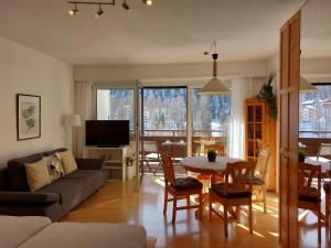 salon z kanapą i stołem w obiekcie Alpina Residence w mieście Solda