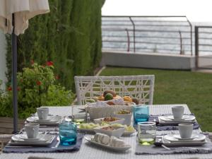 アレナレス・デル・ソルにあるInfinity luxury sea view apartment with private gardenの食卓