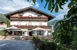 a house with flowers on the side of it at Ferienwohnungen Sumperer in Pill