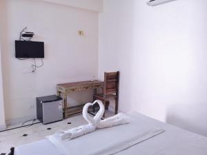 a room with a bed with a swan decoration on it at Rigmor haveli in Jodhpur