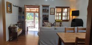 坎加斯德尔纳尔塞亚Habitaciones - La Pumarada de Limés I的客厅里有一张沙发和一张桌子。