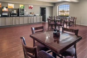 een restaurant met tafels en stoelen en een bar bij Quality Inn & Suites in Fort Worth