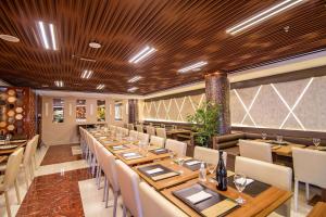 a dining room with a long table and chairs at Ramada by Wyndham Manaus Torres Center in Manaus