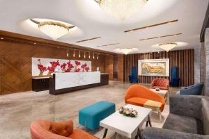 Ein Sitzbereich in der Unterkunft Howard Johnson by Wyndham Udaipur Roop Nagar